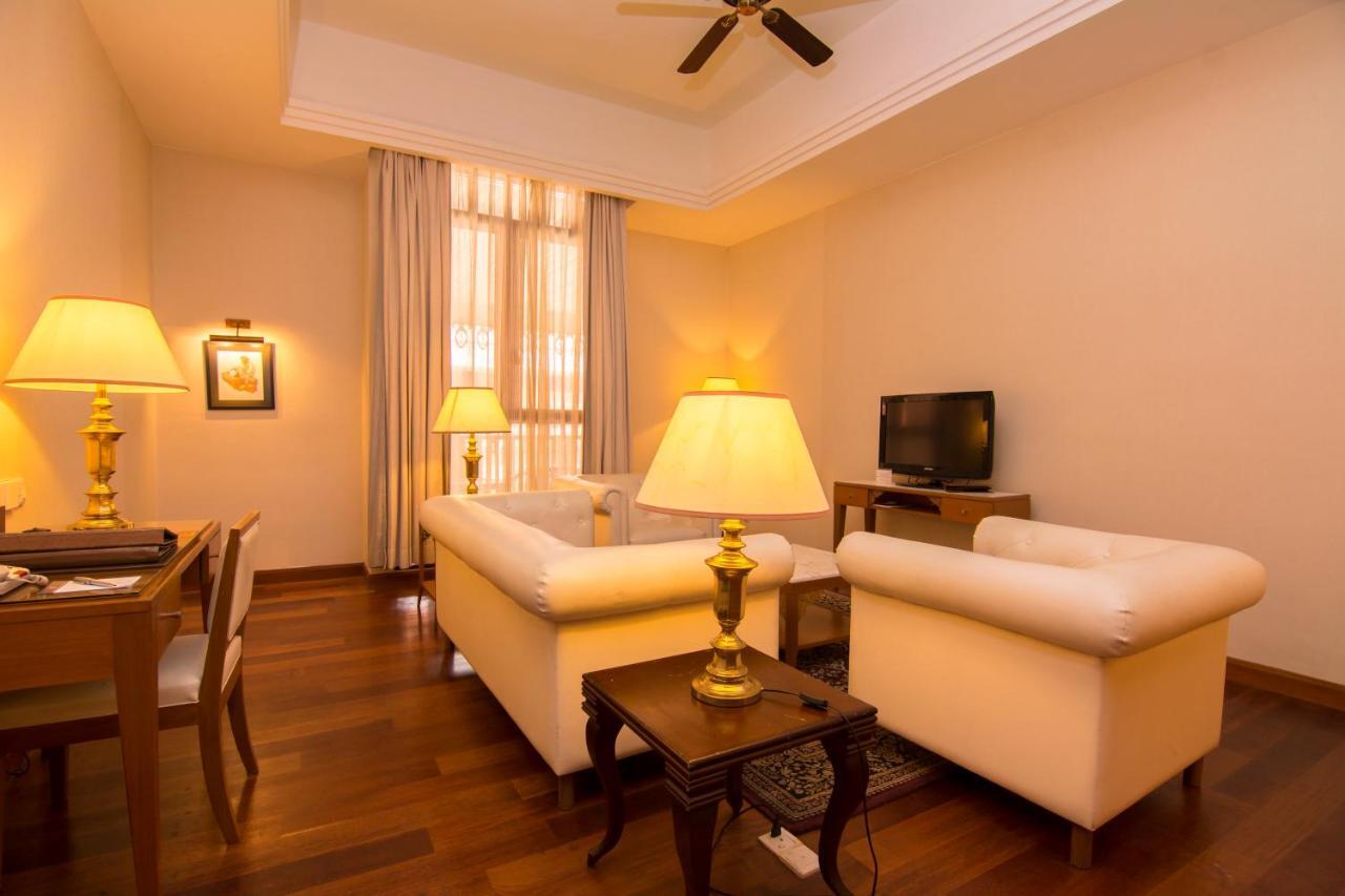 Hotel Royale Chulan Kuala Lumpur Zewnętrze zdjęcie A living room in a hotel suite