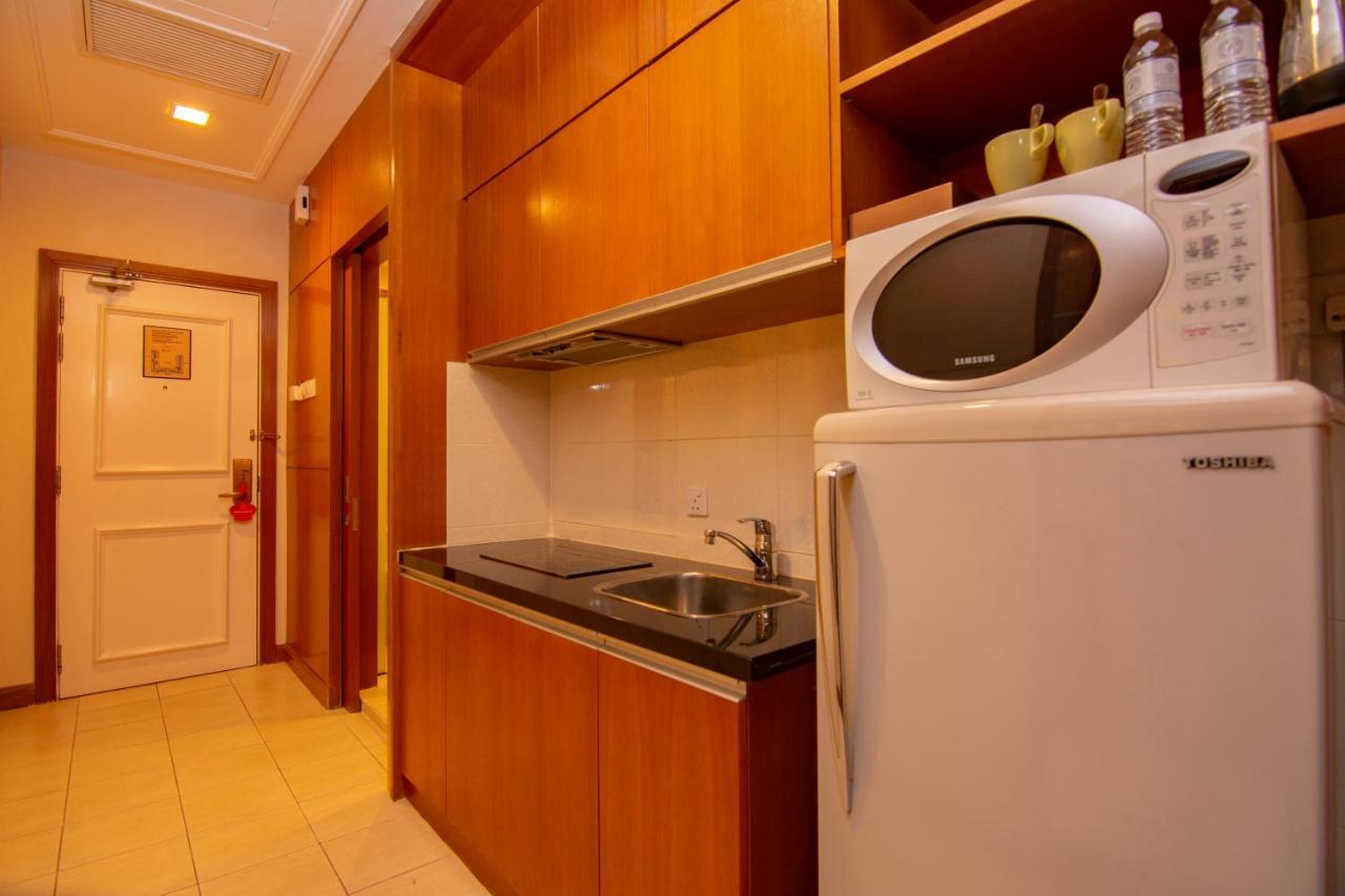 Hotel Royale Chulan Kuala Lumpur Zewnętrze zdjęcie A kitchenette in a hotel room