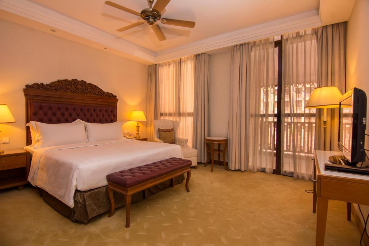 Hotel Royale Chulan Kuala Lumpur Zewnętrze zdjęcie A room at the hotel